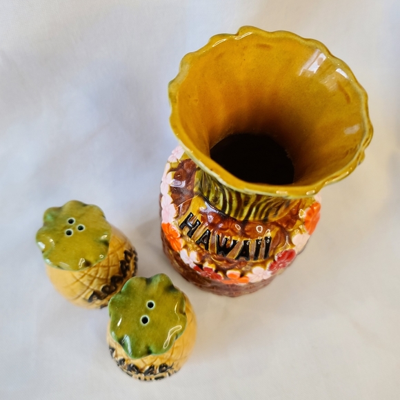 Vintage Hawaii Pineapple Kitsch Kitchen Salt, Pepper Shakers + Vase - Picture 3 of 4